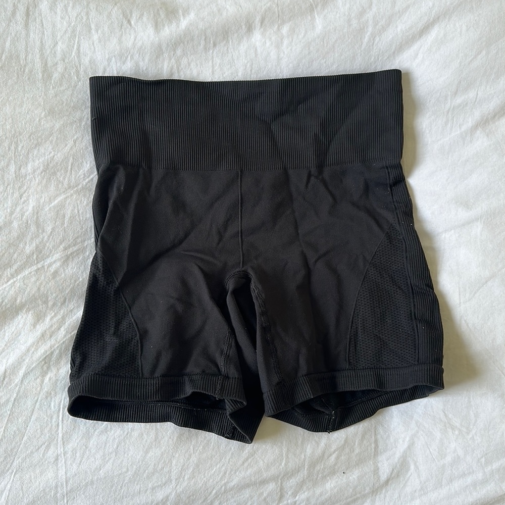 lulu lemon extra compression biker shorts in black